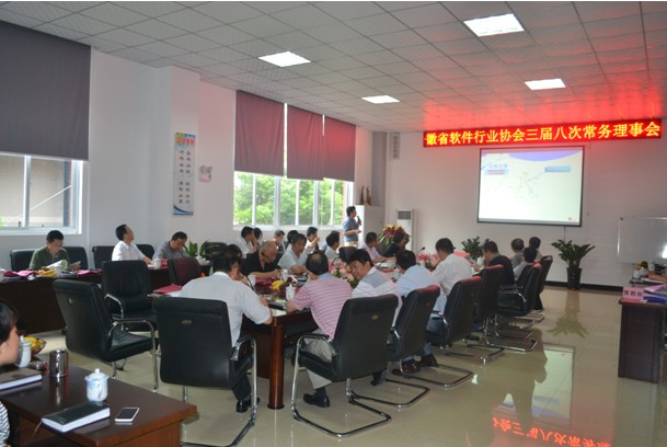 圖為合肥三立自動化工程有限公司李兵總經(jīng)理在會上介紹公司情況