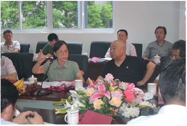 圖為協(xié)會副理事長，原安徽大學副校長陳慧霞女士在會上發(fā)言